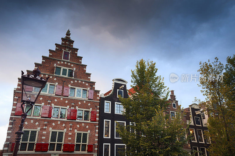 位于阿姆斯特丹Sint Olofssteeg的典型运河房屋的立面